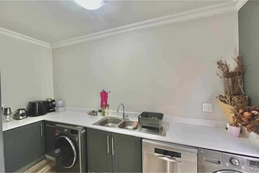 To Let 4 Bedroom Property for Rent in Croydon Olive Estate Western Cape